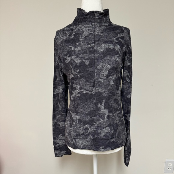 LULULEMON OUTRUN THE ELEMENTS 1/2 ZIP TOP IN GRAY CAMO SIZE 8 - Picture 3 of 16